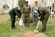 کاشت درخت توسط وزیر دفاع به مناسبت روز درختکاری