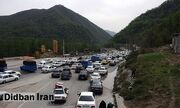 ریزش سنگ درجاده هراز/ ترافیک به سمت تهران پرحجم شد