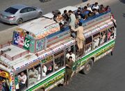 سقوط اتوبوس به دره‌ در بلوچستان پاکستان/ دست کم ۲۷ نفر جان ب...