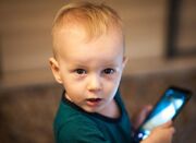 استفاده از موبایل برای آرام کردن کودک چه اثراتی دارد؟ - اکونیوز