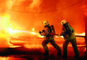 تلاش آتشنشانان برای مهار آتش‌سوزی بیمارستان دماوند + فیلم