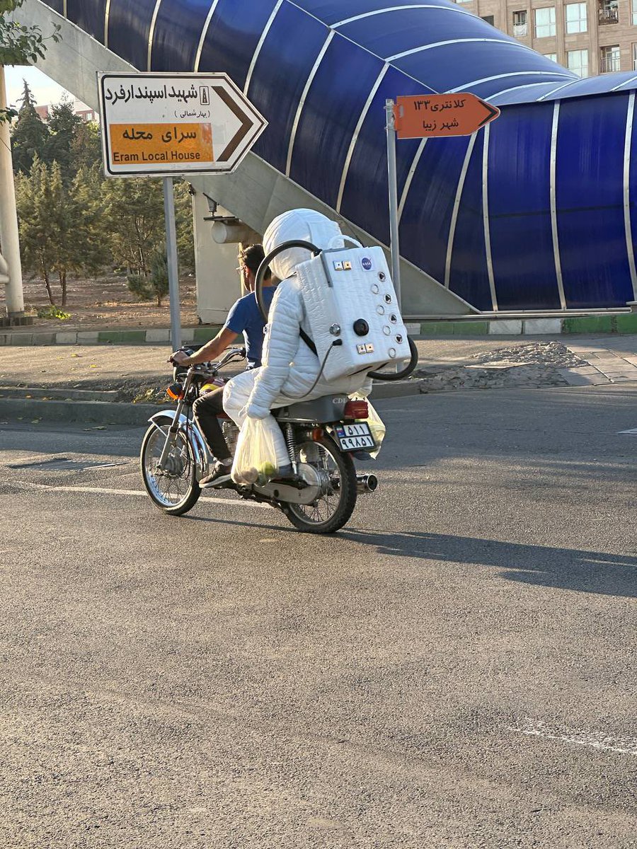 طنز/ مردی با لباس فضانوردی در ترک موتور خرید به دست در تهران