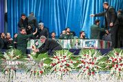 عکسی از وداع رهبر انقلاب با پیکر رئیس‌جمهور