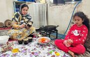 (ویدئو) پخت یک غذای سنتی با بادمجان و گوشت توسط خانواده روستایی ایرانی