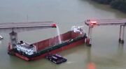(ویدیو) برخورد کشتی غول‌پیکر به پلی در چین؛ ۵ نفر کشته شدند