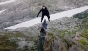 (ویدیو) بدلکاری ترسناک تام کروز با پرش واقعی از روی کوه