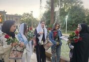 (تصاویر) اهدای شاخه گل به بانوان کم‌حجاب در باغ عفیف آباد شیراز