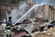 (تصاویر) خسارات آتش‌سوزی در شهرک چوبی امامزاده ابراهیم گیلان