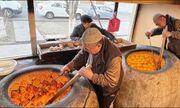 (ویدئو) غذای خیابانی در ازبکستان؛ پخت گوشت در دل نان
