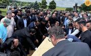 (عکس) حامد کرزی در مراسم تشییع پیکر برادرش