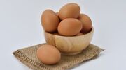 آیا رنگ قهوه‌ای پوست تخم‌مرغ به معنی ارزش غذایی بالاتر آن است؟