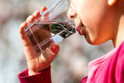 توصیه طب سنتی برای نوشیدن آب | بهترین دمای آب نوشیدنی چه‌قدر؟