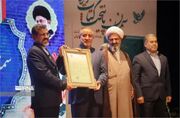 وزیر فرهنگ تندیس "پایتخت کتاب ایران" را به استاندار سمنان اعطا کرد