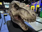 مجسمه تی‌رکس از فرنچایز Jurassic Park در رویداد SDCC 2024 به نمایش گذاشته شد