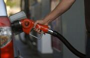 خبر مهم دولت درباره قیمت بنزین | وزیر نفت باید به پمپ بنزین‌ها برود و مستقیماً با مردم صحبت کند