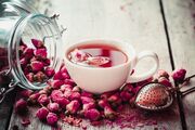 ۴ فایده چای گل سرخ برای سلامتی | چگونه این دمنوش گیاهی را درست کنیم؟