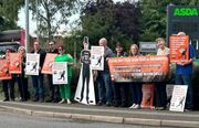 تجمع کارگران فروشگاه‌های زنجیره‌ای "ASDA" در بریتانیا در اعتراض به بی عدالتی جنسیتی در پرداخت مزد