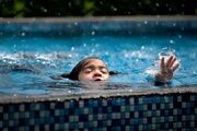 نجات جان دختربچه ۵ ساله از غرق شدگی در استخر یک باغ در تیران
