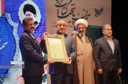 وزیر فرهنگ تندیس «پایتخت کتاب ایران» را به استاندار سمنان اعطا کرد