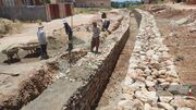 ساخت دیوار سنگی مسیر رودخانه شهرک شهید قاضی سپیدان
