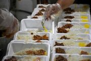 کمیته امداد بیش از ۲۰۰ هزار پرس غذای گرم و بسته معیشتی در فارس توزیع کرد