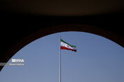 بزرگترین پرچم ایران در عباس آباد تهران به اهتزاز درآمد