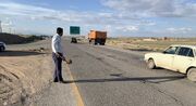 مردم و پلیس راه خراسان رضوی برای پر کردن چاله های جاده ای استان دست به بیل شدند