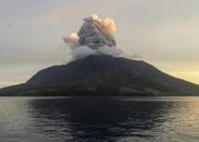 هشدار وضعیت اضطراری در پی فوران آتشفشانی در اندونزی + فیلم