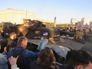 عکس سلفی با تانک‌های به غنیمت گرفته شده آمریکایی در مسکو