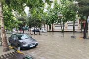 بارش باران و تگرگ در مهاباد موجب آبگرفتگی معابر شد+ فیلم
