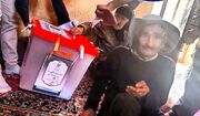 حاشیه های انتخابات در همدان، کهنسال‌ترین زوج های استان رای خود را به صندوق انداختند
