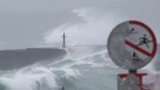 طوفان کشتی تایوانی را غرق کرد/ ۹ ملوان ناپدید شدند