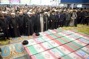 رهبر انقلاب بر پیکر شهید رئیسی و همراهان ایشان نماز اقامه کردند