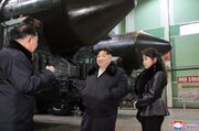 کیم جونگ اون با دخترش به تاسیسات ساخت پرتابگر موشک رفتند