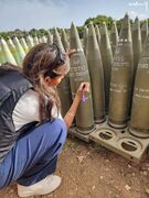 لحظه‌ای که نیکی هیلی روی بدنه بمب‌های اسراییلی را امضا کرد! +عکس