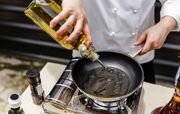 قابل توجه افرادی که آشپزی می‌کنند: جلوگیری از پاشیدن روغن روی گاز با 7 ترفند آسان