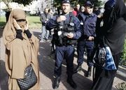 ۲هزار نیروی گشت فرانسه در تحمیل بی‌حجابی اجباری