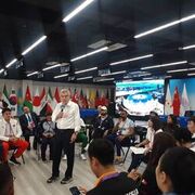 دیدار باخ با ورزشکاران آسیایی