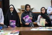 اهدای کتاب‌های کانون پرورش فکری کودکان و نوجوانان به کودکان و نوجوانان زائر در منطقه تبادکان