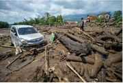 طوفان و رانش زمین در اندونزی با ۵۴ کشته + عکس