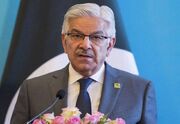 وزیر دفاع پاکستان: باید در میزبانی از افغان‌ها تجدید نظر کنیم