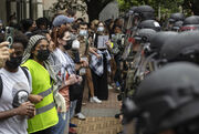 پلیس صهیونیستی در برابر خیزش دانشجویی/بازداشت ۱۰۰ دانشجو در دانشگاه کالیفرنیای جنوبی 