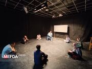 کلاس آموزش بازیگری تئاتر در حال برگزاری است