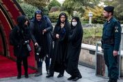 تذکر ماموران زن به زنان بی حجاب در چهارراه ولیعصر تهران ؛ روبه روشدن شهروندان با پلیس عکاس