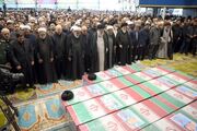 رهبر انقلاب بر پیكر رئیس‌جمهور و همراهانش نماز اقامه كردند