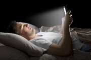 استفاده از گوشی تلفن قبل از خواب چه بلایی سرتان می آورد؟