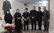 عکس سردار حاجی‌زاده در کنار خانواده شهدای بالگرد