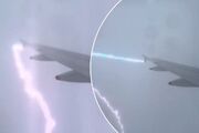 لحظه برخورد رعد و برق با بال هواپیمای مسافربری + فیلم