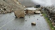 مدفون شدن پراید زیر سنگ ها درپی ریزش کوه در امزاده داوود + عکس