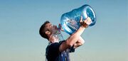 خطرات مرگبار نوشیدن آب معمولی در گرمازدگی
